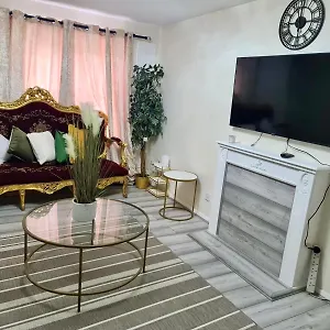  Holiday home - Sleeps 4 - Parking - Garden - Petfriendly